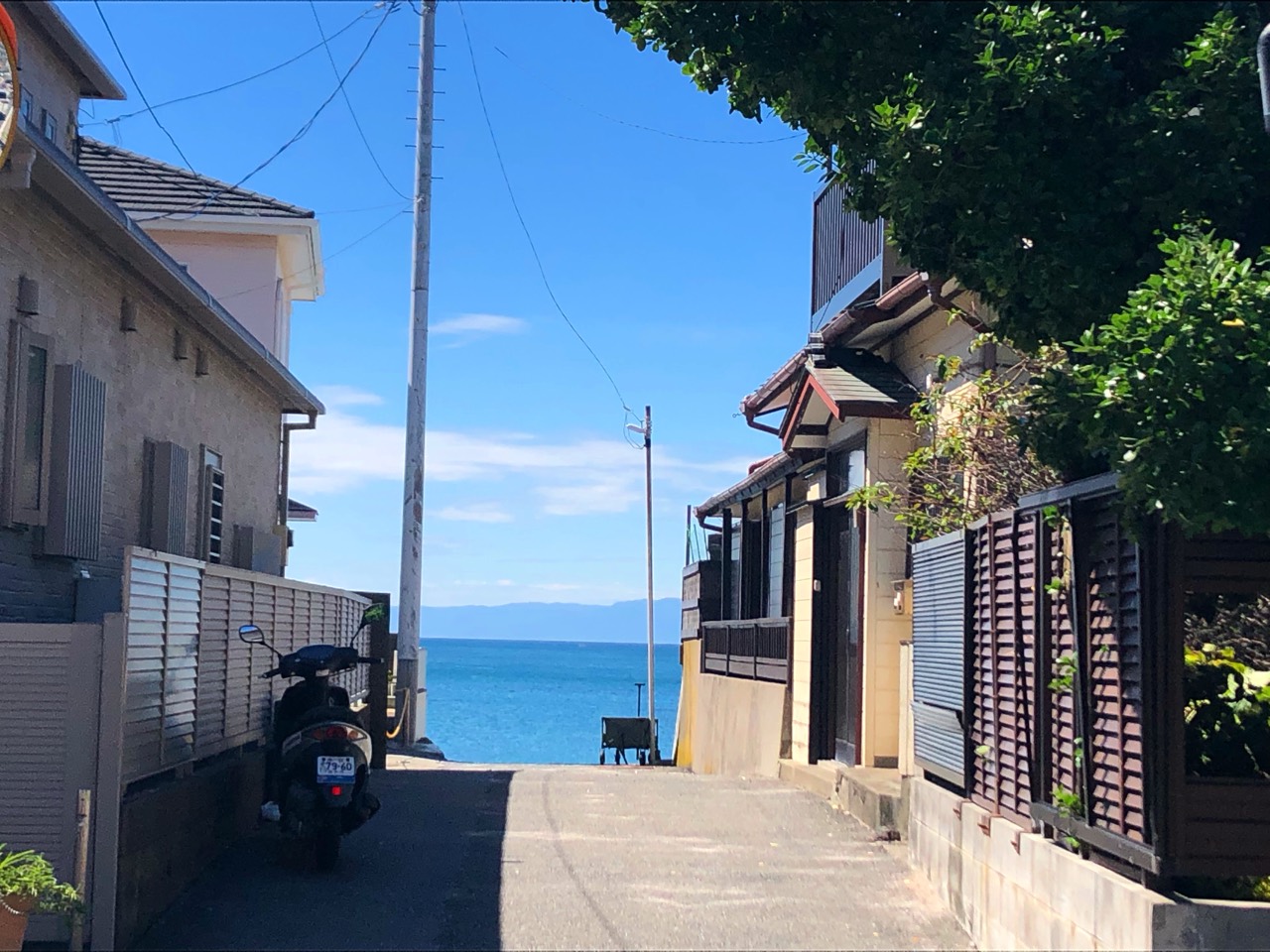 家々の間を抜けて、青い海へ続く路地。
